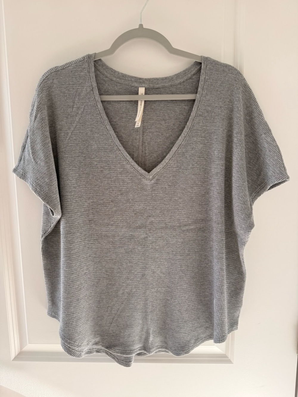 Aritzia-Lightweight V-Neck Waffle Knit Top - Gray